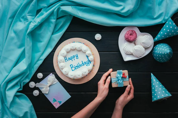 Femme mettant présent sur la table — Photo de stock