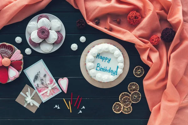 Gâteau d'anniversaire crémeux — Photo de stock