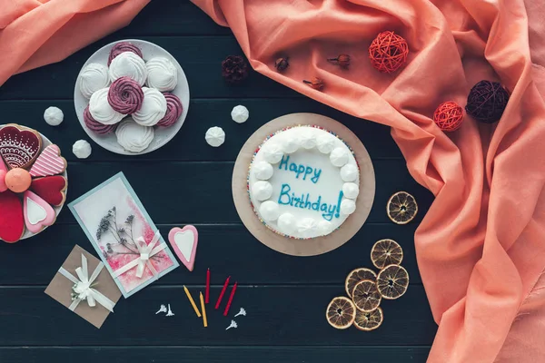 Bolo de aniversário cremoso — Fotografia de Stock