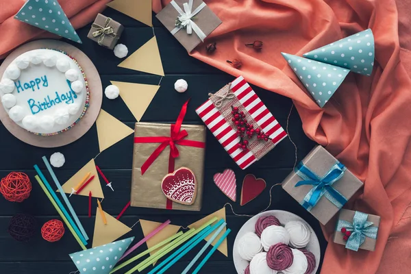 Presentes com doces e bolo — Fotografia de Stock