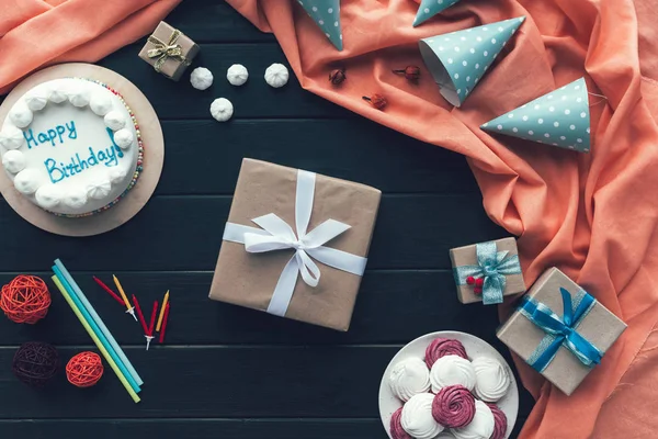 Caja de regalo y gorras de cumpleaños - foto de stock