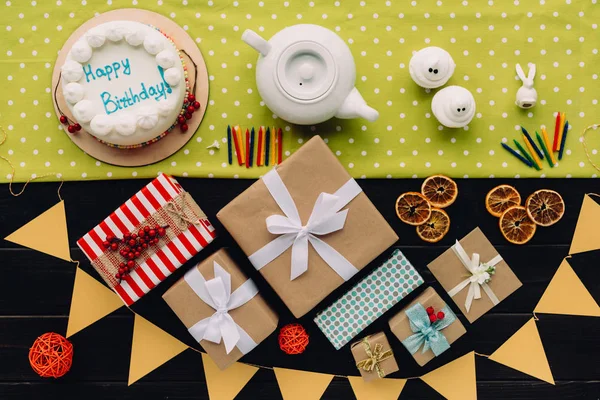 Scatole regalo e torta di compleanno — Foto stock