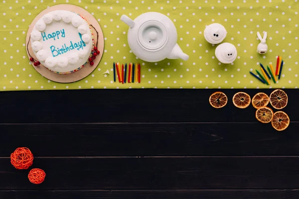 Gâteau crémeux d'anniversaire et théière — Photo de stock