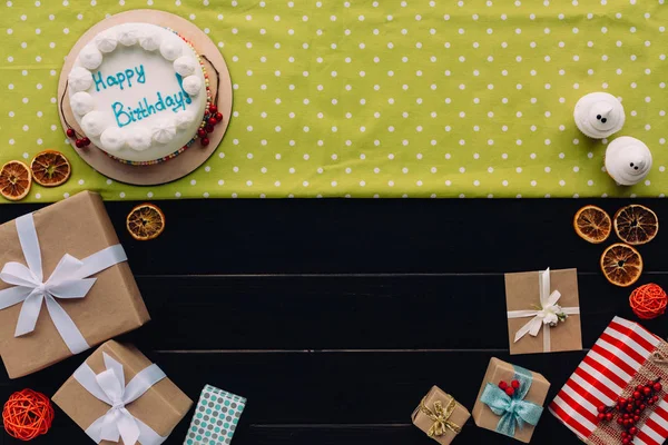 Cajas de regalo y pastel de cumpleaños - foto de stock