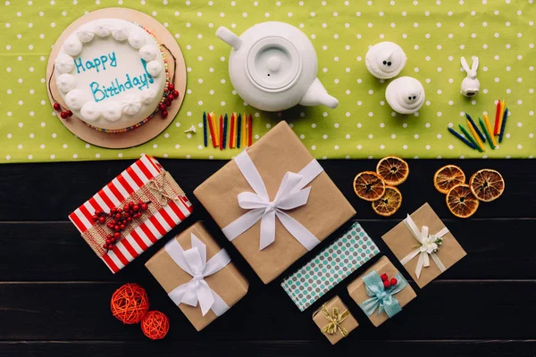 Cajas de regalo y pastel de cumpleaños - foto de stock
