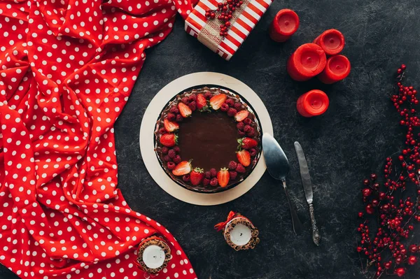 Kuchen mit Geschenk und Kerzen — Stockfoto