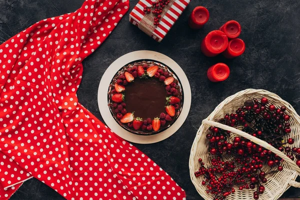 Gâteau avec présent — Photo de stock