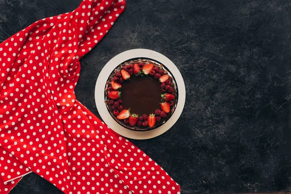 Gâteau au chocolat avec nappe rouge — Photo de stock