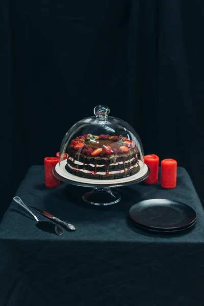 Торт и красные свечи — стоковое фото