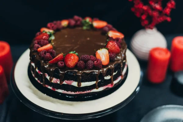 Шоколадний торт з ягодами — Stock Photo