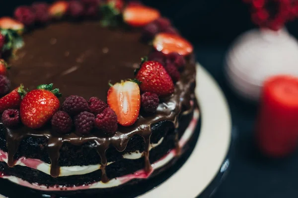 Pastel de chocolate con frutas - foto de stock