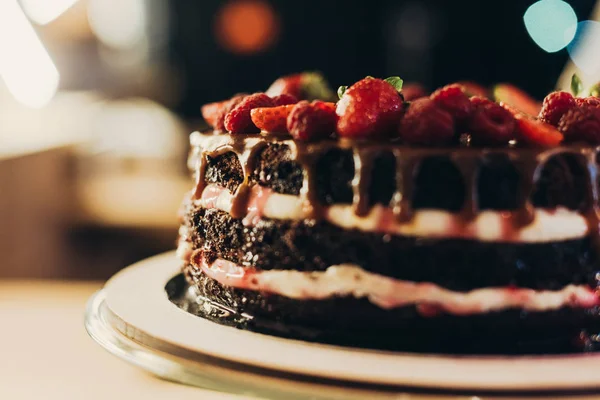 Bolo de chocolate com creme e frutas — Fotografia de Stock