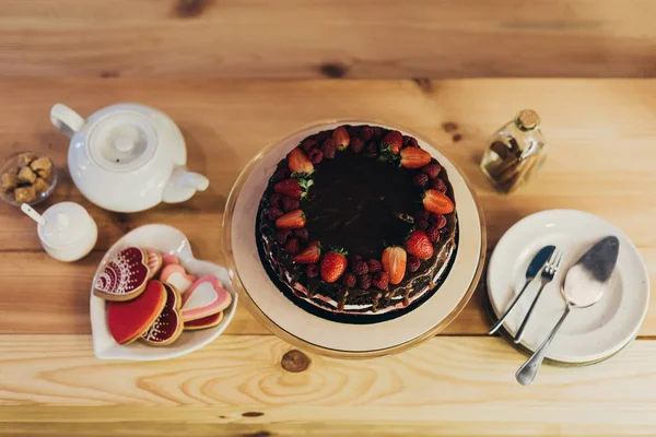 Bolo de chocolate com frutas — Fotografia de Stock