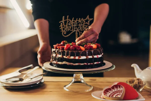 Frau setzt Happy Birthday Zeichen — Stockfoto