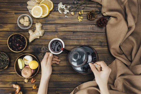 Person pouring tea — Stock Photo