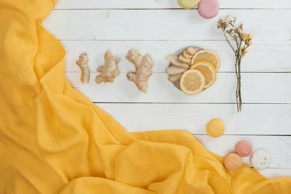 Lemon, ginger and macarons — Stock Photo