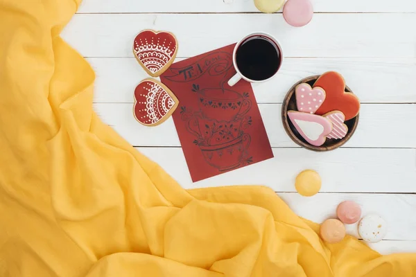 Taza de té y galletas en forma de corazón - foto de stock