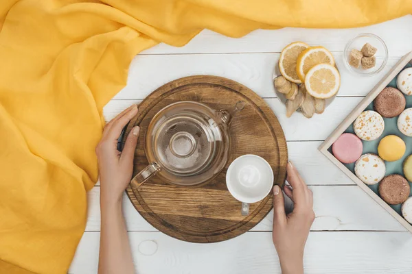 Teapot and cup on board — Stock Photo