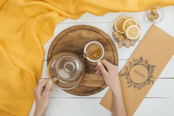 Pouring tea from teapot — Stock Photo