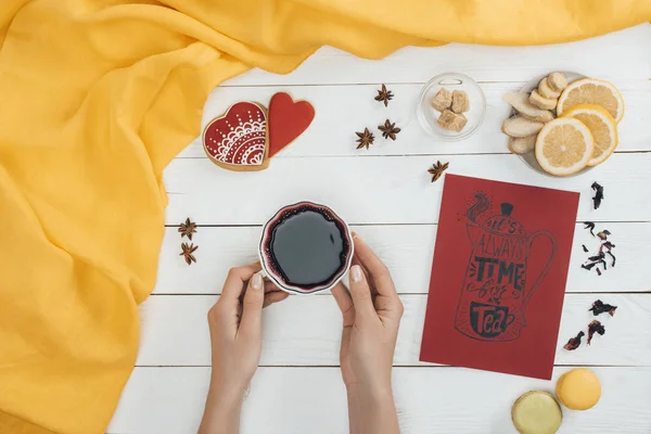 Tasse de thé dans les mains féminines — Photo de stock