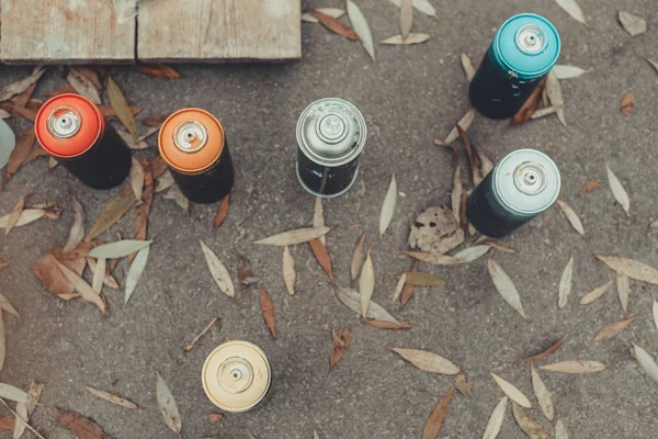 Vista dall'alto di lattine con vernice spray colorata per graffiti — Foto stock