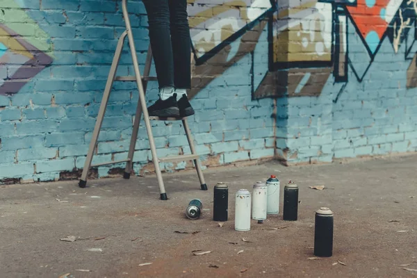 Tiefschnitt-Ansicht eines Mannes, der bunte Graffiti malt, Sprühfarbe auf den Vordergrund sprüht — Stockfoto