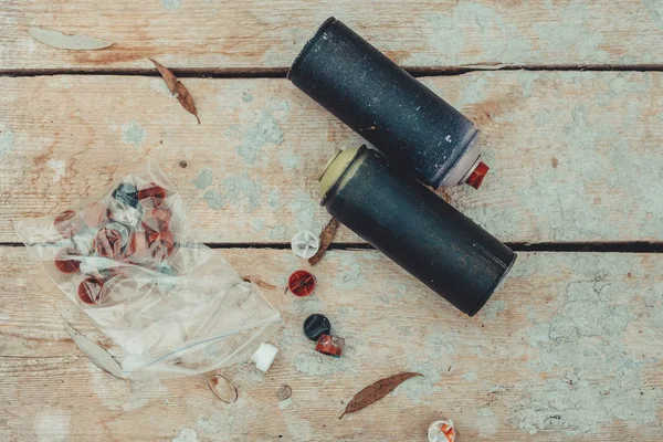 Top view of two cans with colorful spray paint for graffiti — Stock Photo