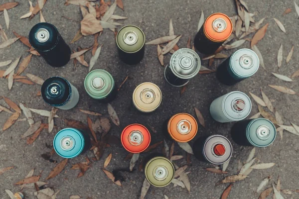 Vista dall'alto di lattine con vernice spray colorata per graffiti — Foto stock