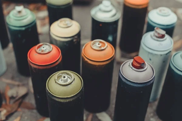 Primer plano de latas con pintura en aerosol de colores para graffiti - foto de stock