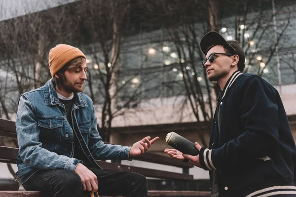 Artistas callejeros hablando de lata con pintura en aerosol - foto de stock