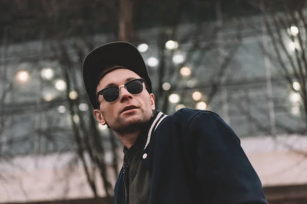 Retrato de hombre joven con estilo en gafas de sol - foto de stock