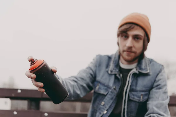 Artista callejero masculino sosteniendo lata con pintura en aerosol - foto de stock