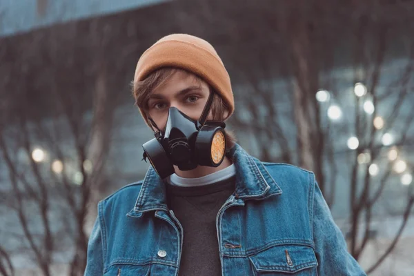 Portrait de jeune homme en respirateur et chapeau — Photo de stock