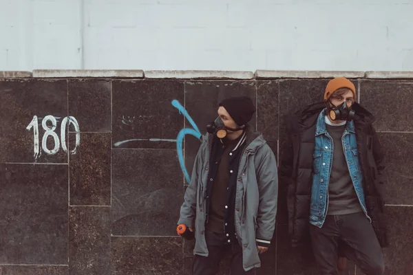 Artisti di strada in respiratori in piedi a edificio — Foto stock