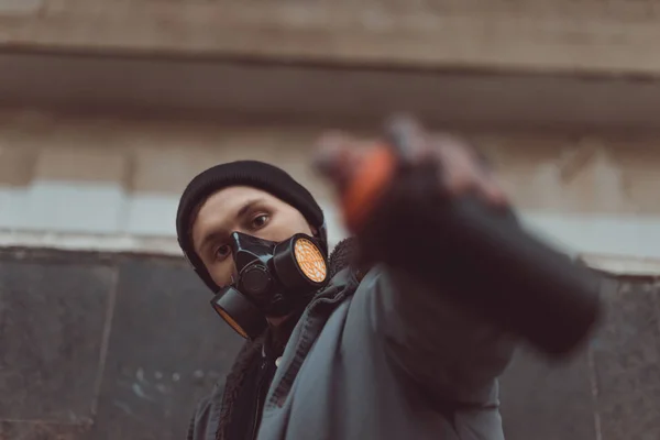 Foyer sélectif de l'artiste de rue en tenue respirateur peut avec peinture par pulvérisation — Photo de stock