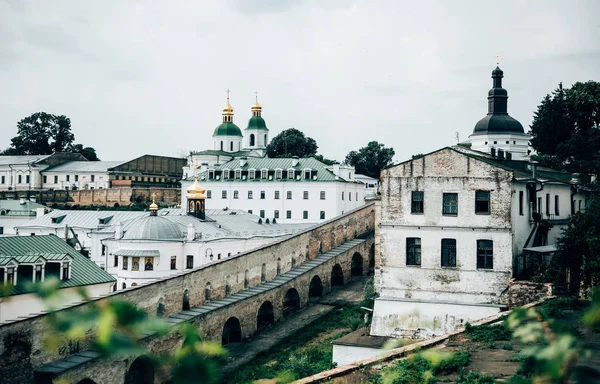 Красивые старинные здания Киево-Печерской лавры, Украина — стоковое фото