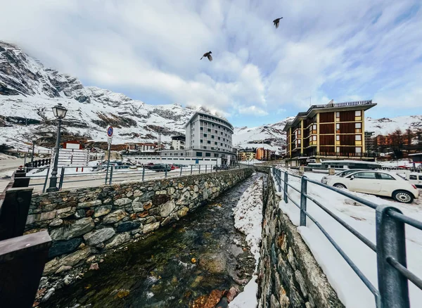 Rio frio na cidade austríaca em montanhas nevadas — Fotografia de Stock