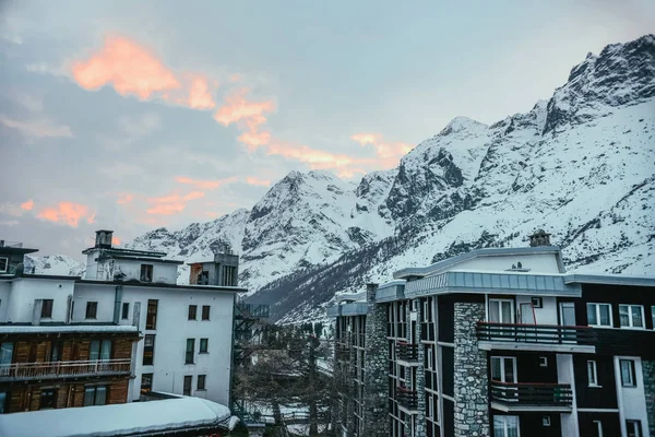Moderna città austriaca in montagna sotto il cielo del tramonto — Foto stock