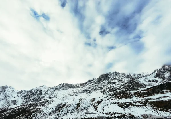 Hermoso paisaje de montañas bajo el cielo nublado, Austria - foto de stock