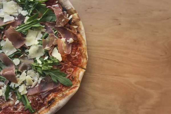 Vista de cerca de la pizza italiana recién hecha en la mesa de madera - foto de stock