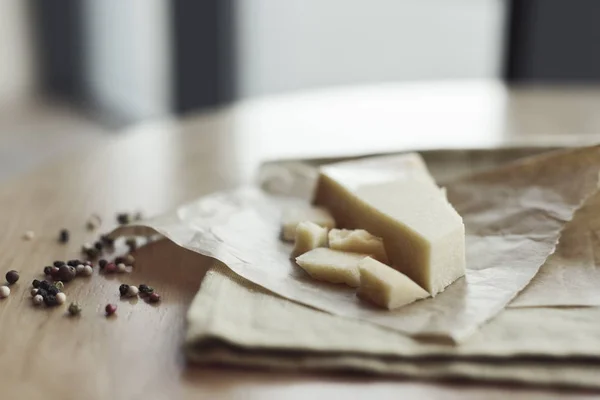 Vue rapprochée du fromage et du poivre sur table en bois — Photo de stock