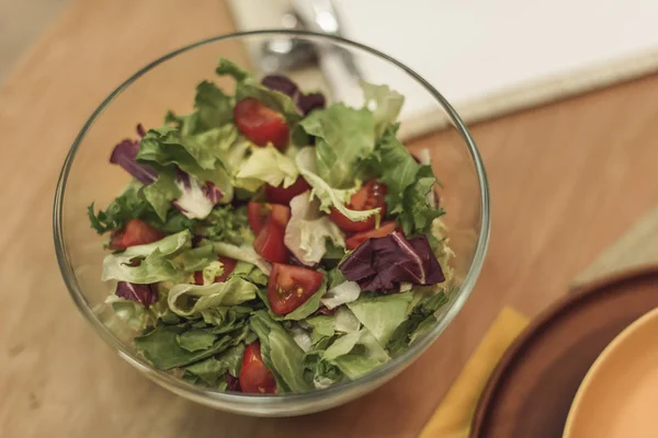 Vue rapprochée de la salade de légumes frais dans un bol sur la table — Photo de stock