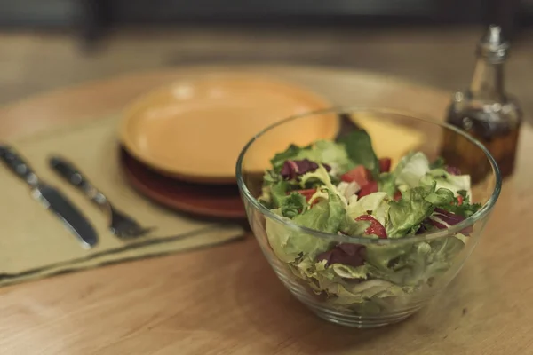 Foyer sélectif de salade de légumes fraîchement faite dans un bol sur la table — Photo de stock