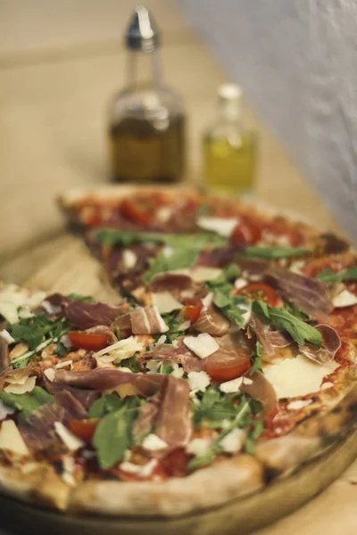 Foco seletivo de pizza italiana caseira saborosa na placa de madeira — Fotografia de Stock