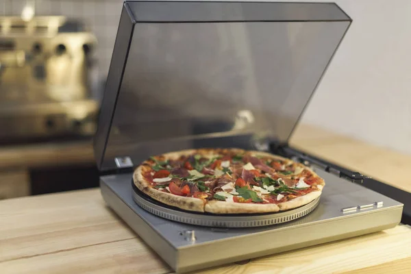 Mise au point sélective de la pizza sur un tourne-disque vinyle vintage — Photo de stock