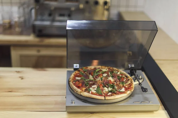 Selective focus of pizza on vintage vinyl record player — Stock Photo