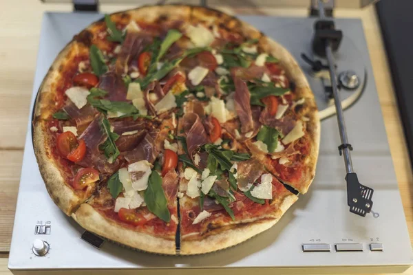 Vue rapprochée de la pizza italienne sur tourne-disque vinyle rétro — Photo de stock