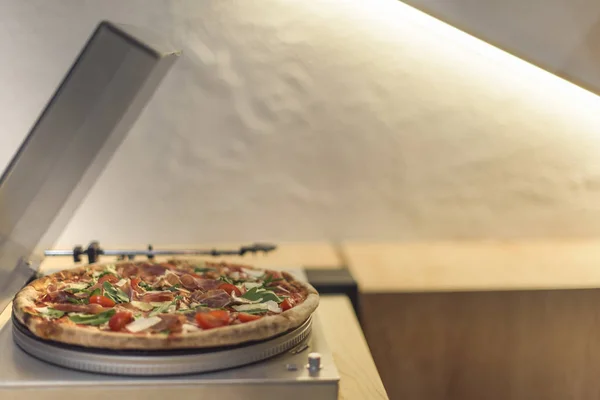 Mise au point sélective de la pizza sur un tourne-disque vinyle vintage — Photo de stock