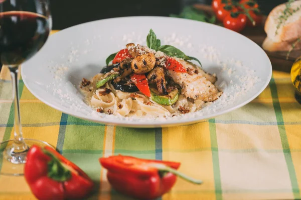 Leckere vegetarische Pasta mit gegrilltem Gemüse und Parmesan auf dem Teller — Stockfoto