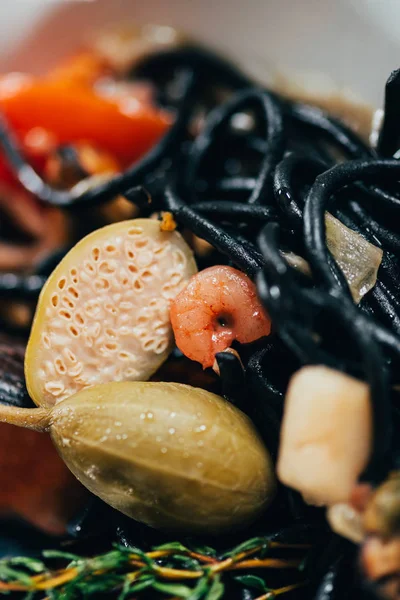 Vue rapprochée des spaghettis à l'encre de seiche, calmar et moules à la pieuvre — Photo de stock